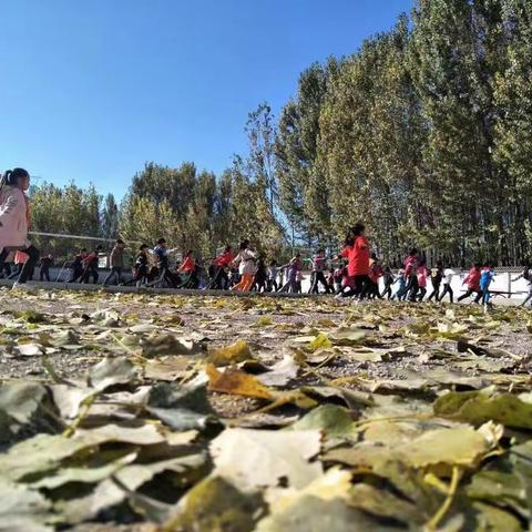 中心校领导督导青年教师，提高业务水平。（副本）