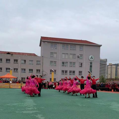 老年大学交谊舞班参加九九重阳节活动掠影