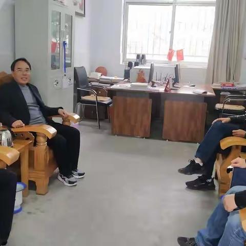 指导促前行 润物细无声一一宛城区进修学校到汉冢中学进行工作调研