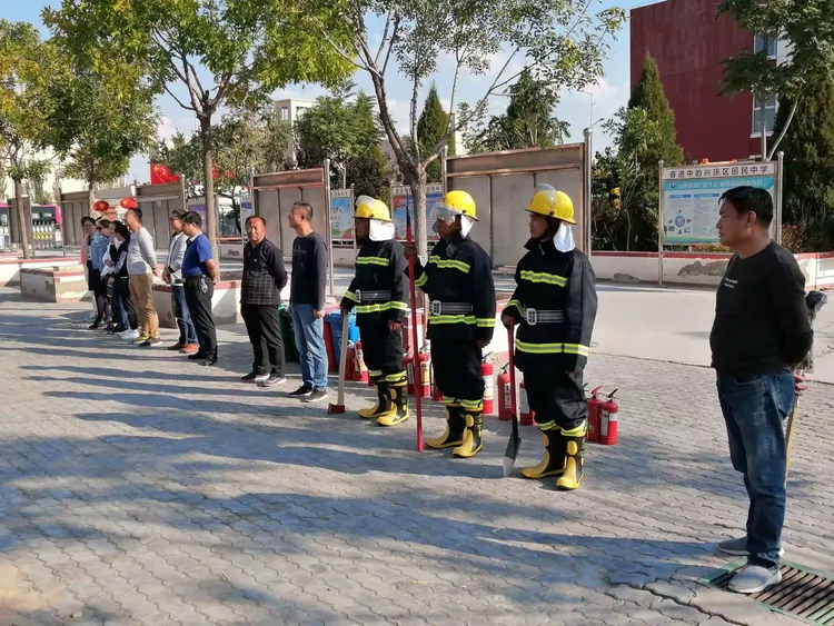 银川市兴庆区回民中学举行学生防震防火演练提高学生逃生自救能力