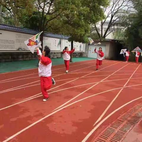 风筝飞，歌声扬，梦想筑 ——上饶市教育局直属小学放风筝、唱红歌活动报道