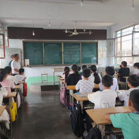 上海衫达学院师生和东岗镇中心小学交流活动