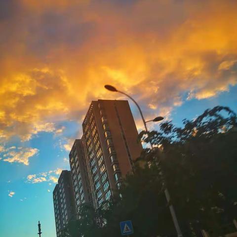 难得一见火烧云