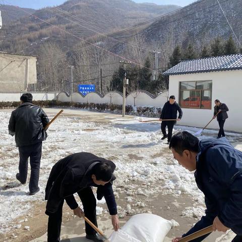 大雪纷飞至，漳县石川林场组织职工开展扫雪活动