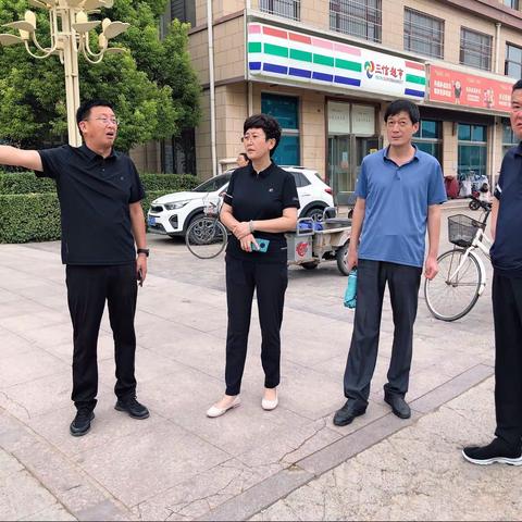 8月25日上午，万泰网格网格长杨艳玲和王奉昌调度网格创城工作