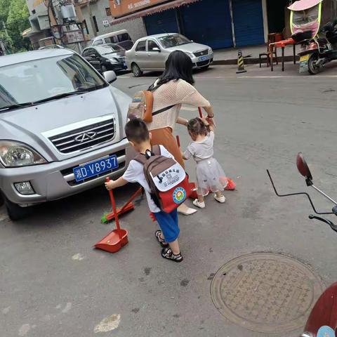 名品幼儿园中一班大手拉小手，我们一起创卫。