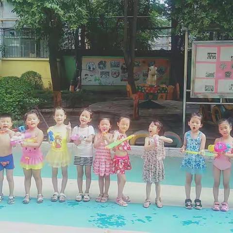 新东方幼儿园牛津一班水枪大战