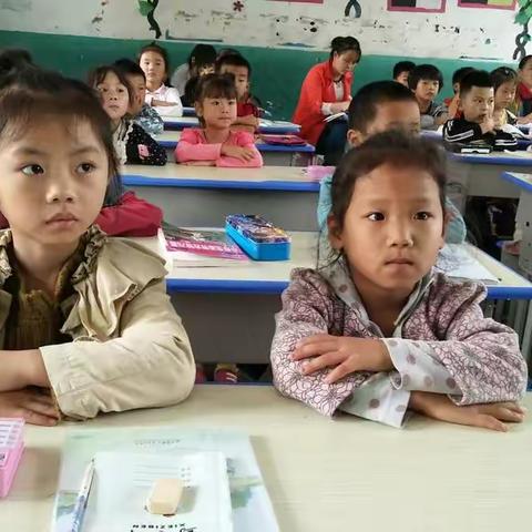 梁寨中心小学开展教干、名师校内示范课活动