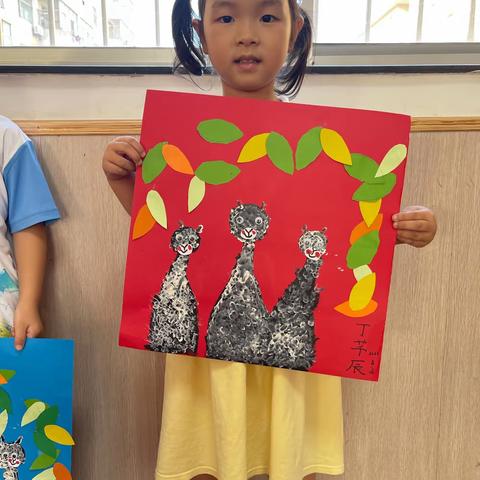 《幸福的羊驼》教学目标：1、以视频的形式了解羊驼的生活习性和外貌特征2、了解物体大、中、小的概念3、用毛笔勾勒