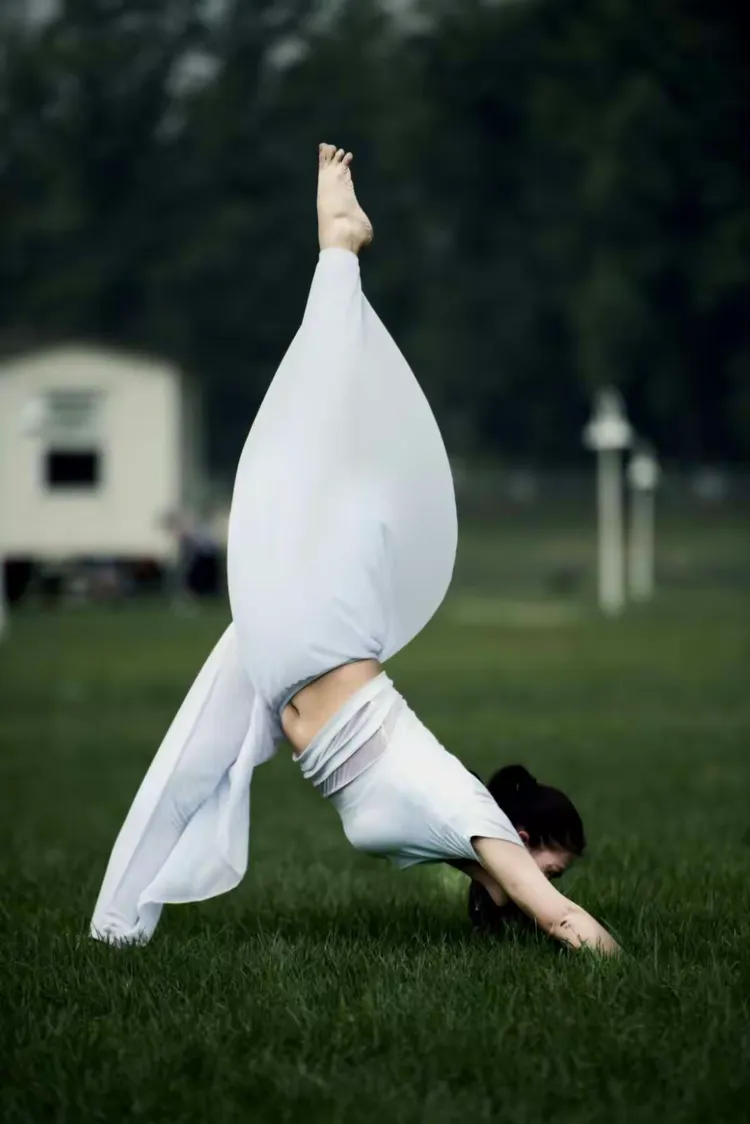 心灵瑜伽，微笑如花。（文字摘自短文学网 作者：幸运的贝壳）
