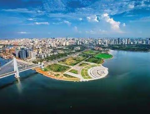 见贤思齐，择善而从——南宁外国语学校智慧课堂班教师代表赴海口市第四中学、海口市第九中学参观学习