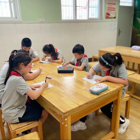 武汉市粮道街中学小学部举行大队委改选