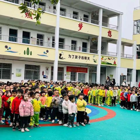 国旗飘飘，伴我成长——长宁中心幼儿园