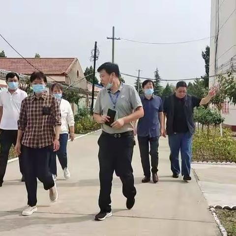 薛红燕局长指导下迪中心校开学准备工作