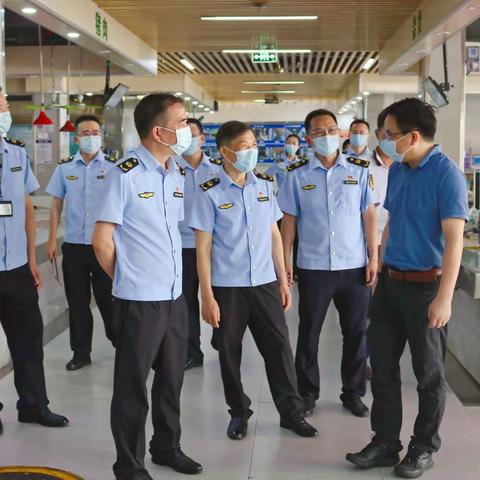 【大鹏市监】局党组成员、市食品药品安全总监王利峰和新区党工委委员、副主任吴波带队督导疫情防控及创文工作