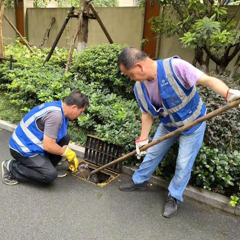 【汉兴街道江汉里社区】高温下的疏捞清淤 为小区“清肠洗胃”