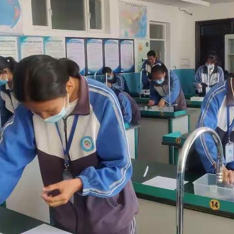 库尔勒市第十九中学举行物化生实验艺术考查活动