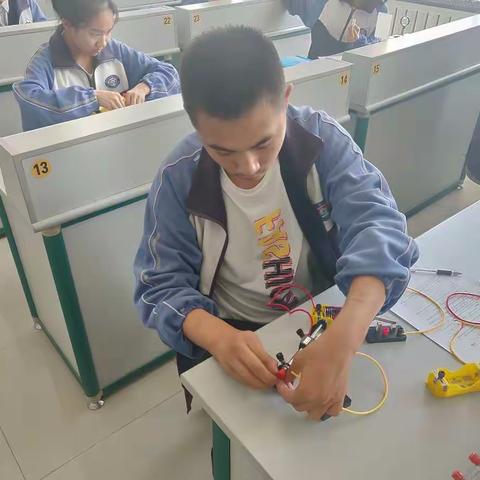 库尔勒市第十九中学开展物理、化学、生物实验考查