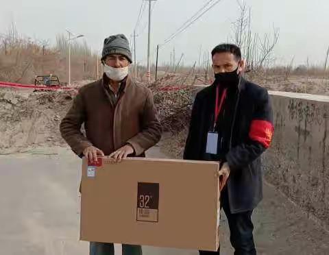 “停课不停学”上级部门为十九中无电视家庭的学生赠送液晶电视