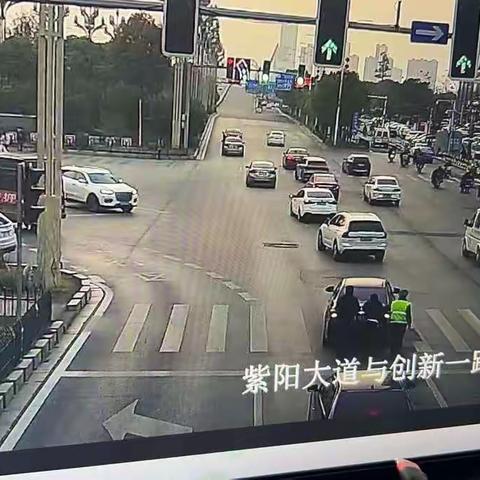 车辆坏路口，交警快速反应排除路障