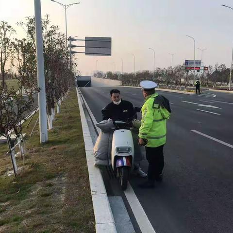 高新交警严管电动车隧道闯禁行