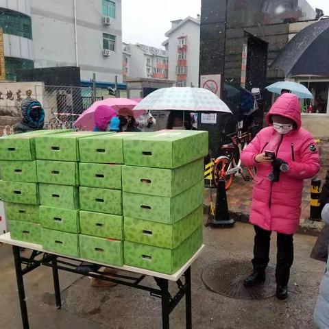 心系社区困难人员，辖区企业献爱心助力抗疫情