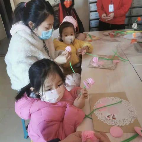 “花开乐缤纷 巾帼展风采”松源社区新时代文明实践站庆“三八”节亲子手工花制作活动