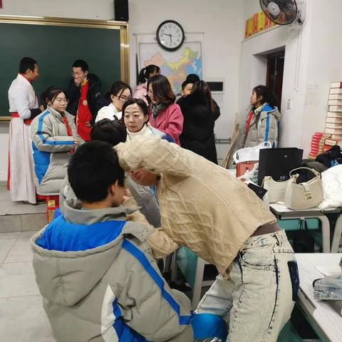 《褒浮  暴富——王后与白雪公主的相爱相杀》