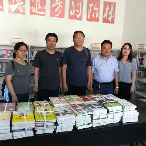 市新华书店集团公司前来我村结对帮扶指导工作，给宜壁村农家书屋送上新书:，给我们讲了一堂生动的党课。