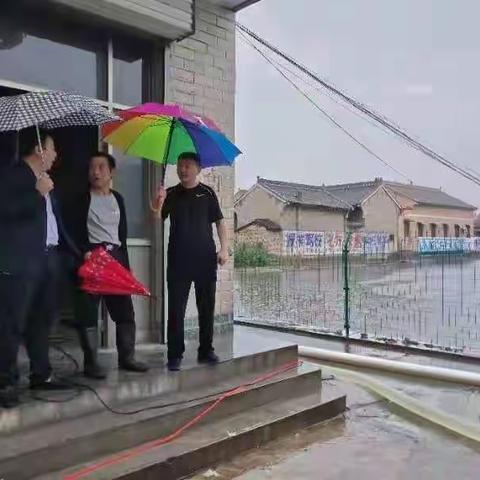 雨夜忙碌的身影，为你们点赞