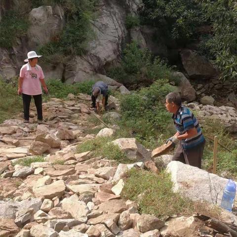 修复水毁生产路 清理＂四大堆＂ 建设美好家园