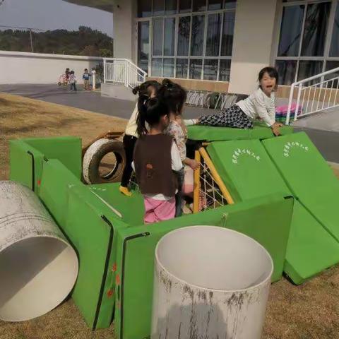 银河镇陇田村幼儿园大班户外游戏《建房子》