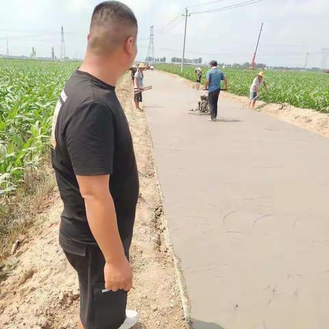 田间泥泞道铺出致富路