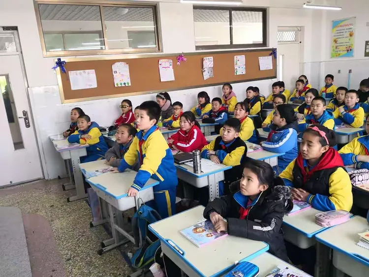 济宁市南池小学"提高防范意识,预防一氧化碳中毒"主题中队会
