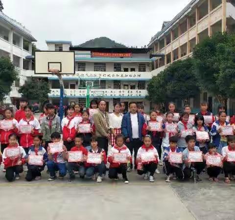 广西三江留守儿童群体:鸿雁传书 倾诉亲情