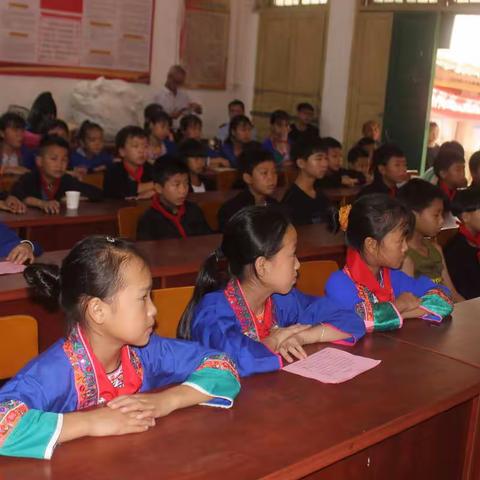 广西三江：榕江河畔笑声朗