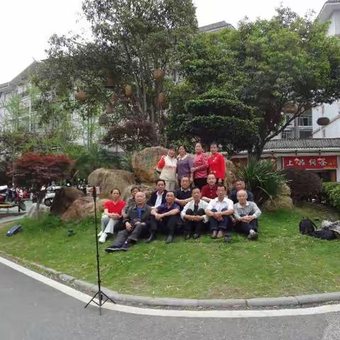 同学五十载 殷殷兄妹情