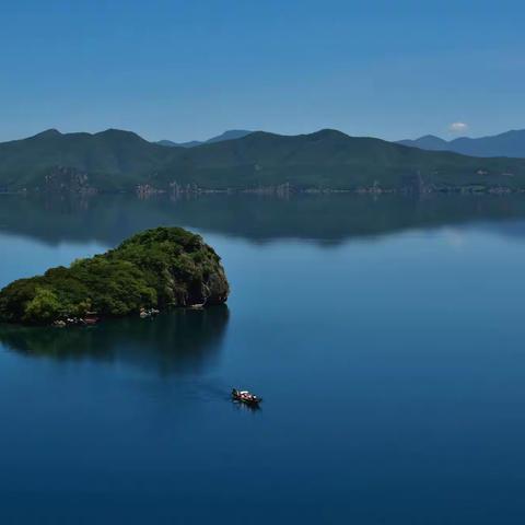 湛蓝色的泸沽湖