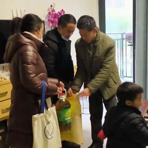 有爱相伴  冬不再寒