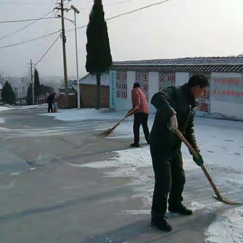 佛沙村村民勒劳善良义务清雪