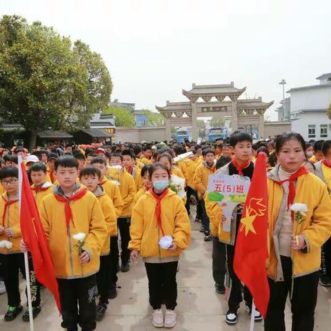 缅怀先烈，继承遗志，争做优秀少先队员---崇明小学清明祭扫活动