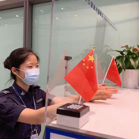 用坚守筑牢安检屏障，以深情守护平安