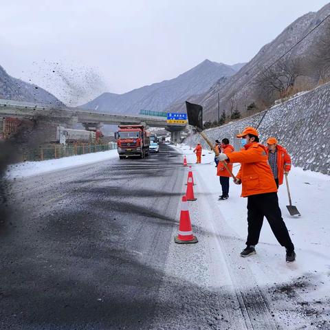 【“三抓三促”进行时】夏河公路段早谋早划，积极应对降雪天气