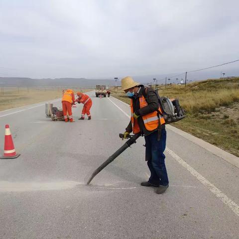 厉兵秣马早预防 精准养护步先行——夏河公路段冬季路面灌缝工作纪实