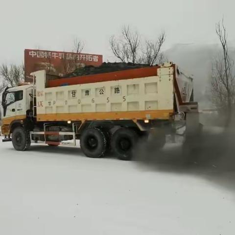 夏河公路段昼夜奋战除雪保畅通