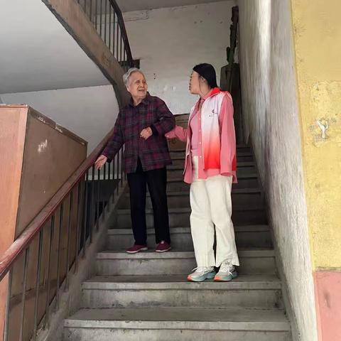 暖心扶手，为老人出行“搭把手”——康家村社区为独居老人安装楼梯扶手