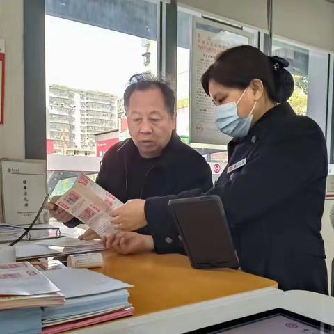 中国银行锑都中路支行“整治拒收现⾦”主题宣传活动