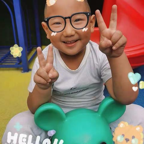 开学第一个礼拜我没哭也没闹，我还懂得让小班的小宝贝了，因为老师说我们已经是中班的小姐姐小哥哥了