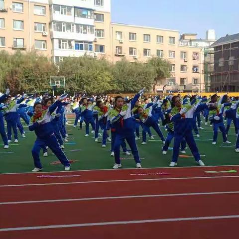 天高地阔长春落叶飘                        学思致远东师形影随