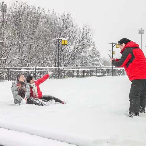 陪娘玩雪